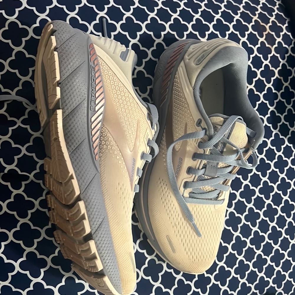 Brooks size 7 lady running shoes, only worn once